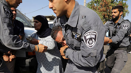 La police israélienne expulse une famille palestinienne pour installer des adolescents israéliens à sa place